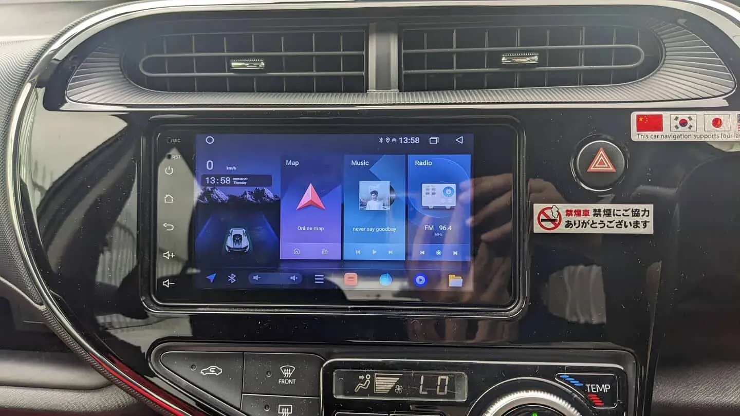 Toyota Aqua — Apple CarPlay & Android Auto