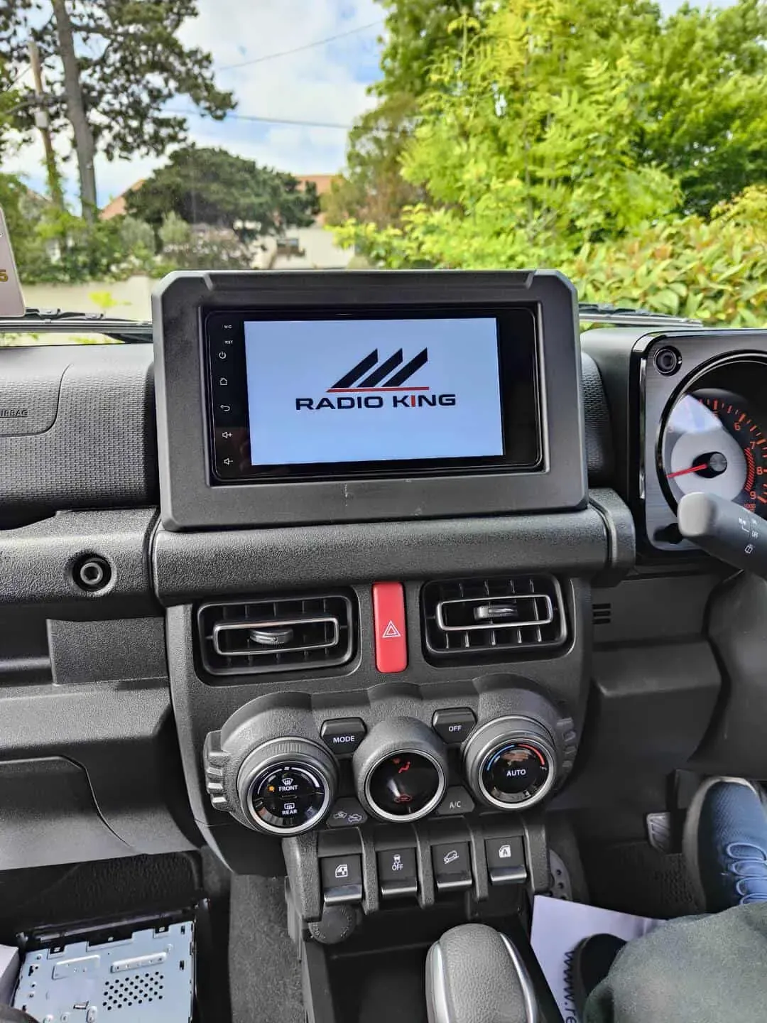 Apple CarPlay & Android Auto — Suzuki Jimny