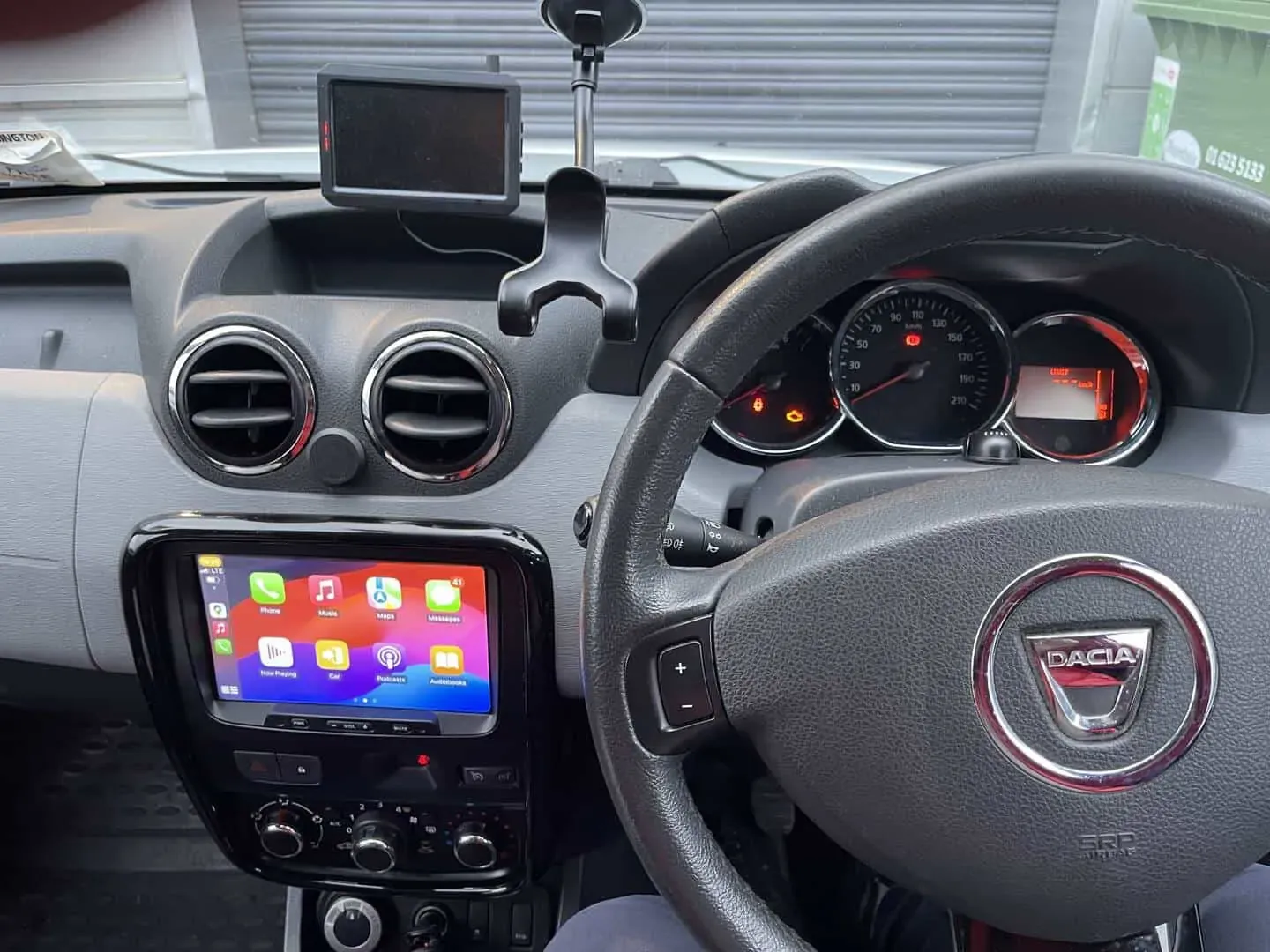 Apple CarPlay & Android Auto — Dacia Duster