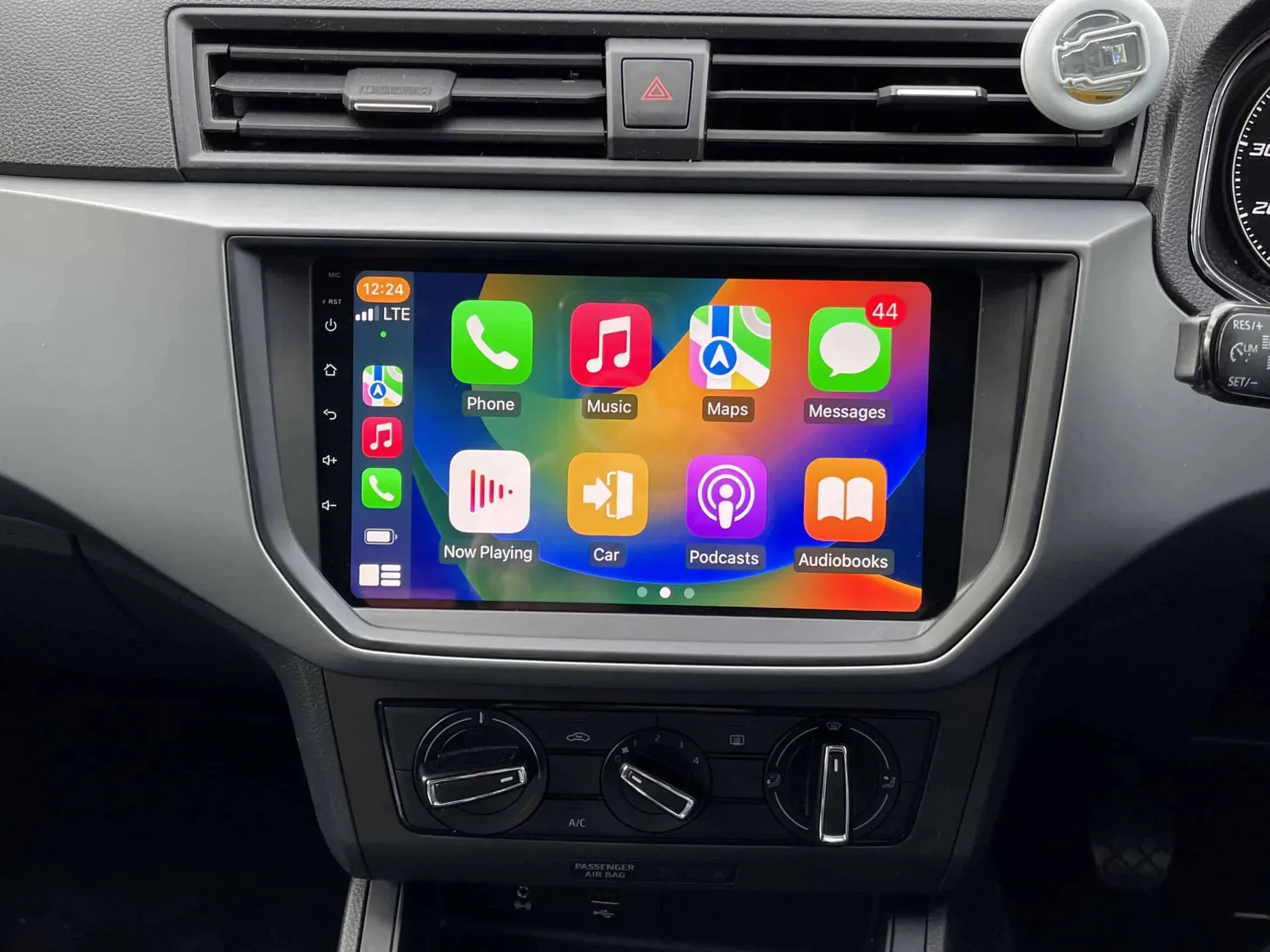 SEAT Ibiza — Apple CarPlay & Android Auto