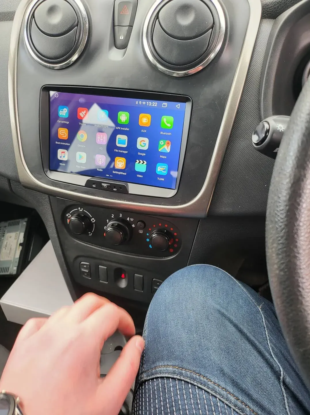 Wireless Apple CarPlay Retrofit — Dacia Sandero