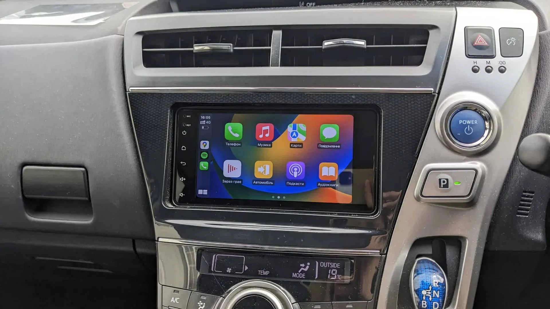 Toyota Prius Alpha — Apple CarPlay & Android Auto