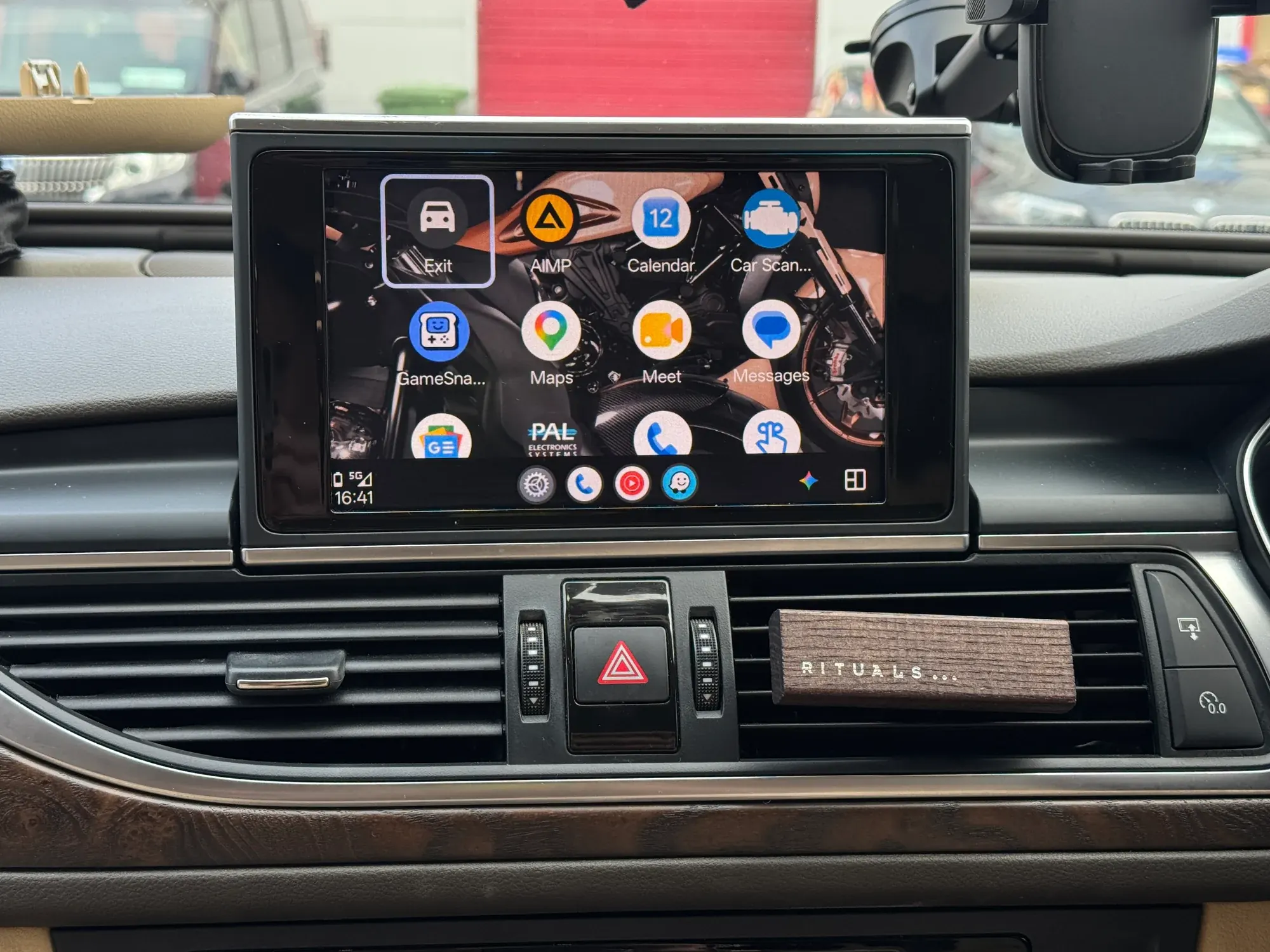 Apple CarPlay & Reversing Camera — 2013 Audi A6 — after, new install