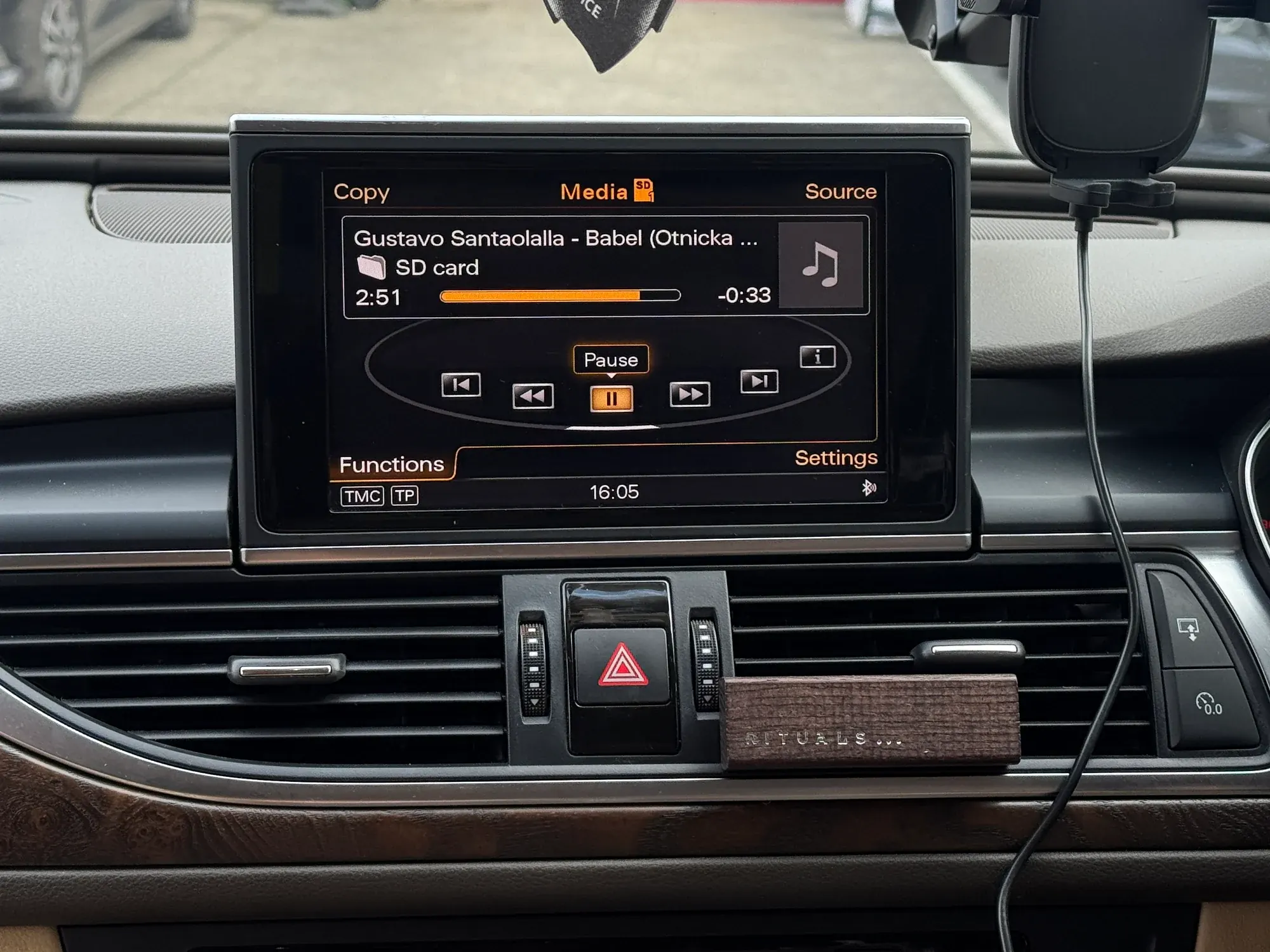 Apple CarPlay & Reversing Camera — 2013 Audi A6 — before, factory system