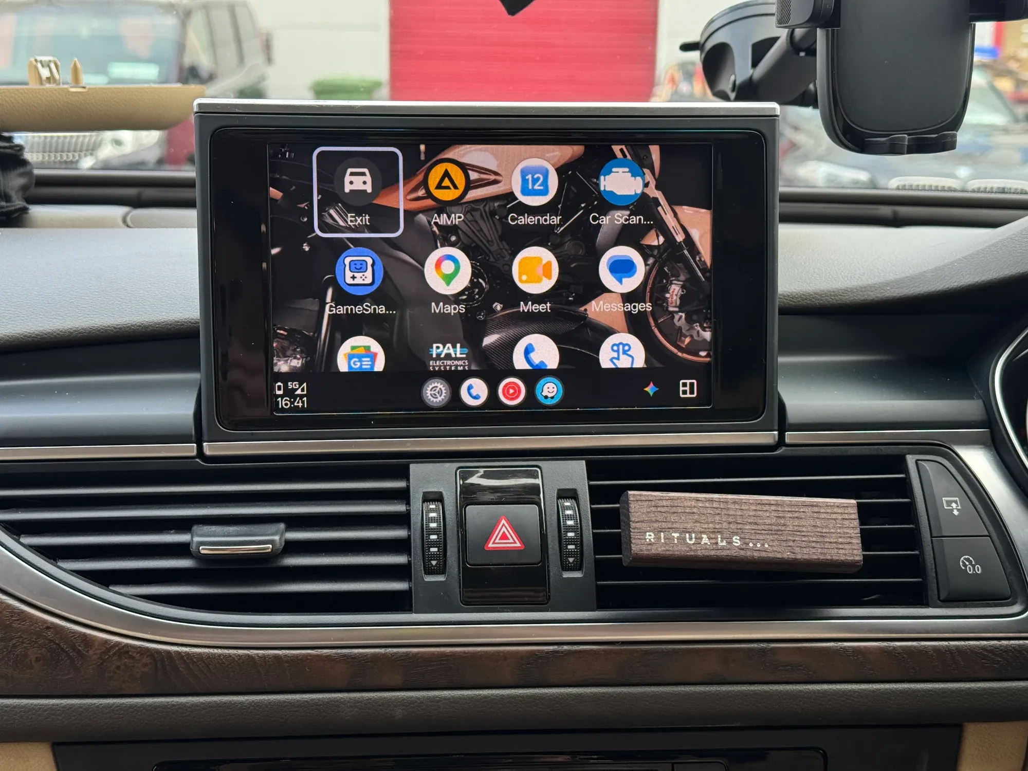 Apple CarPlay & Reversing Camera — 2013 Audi A6