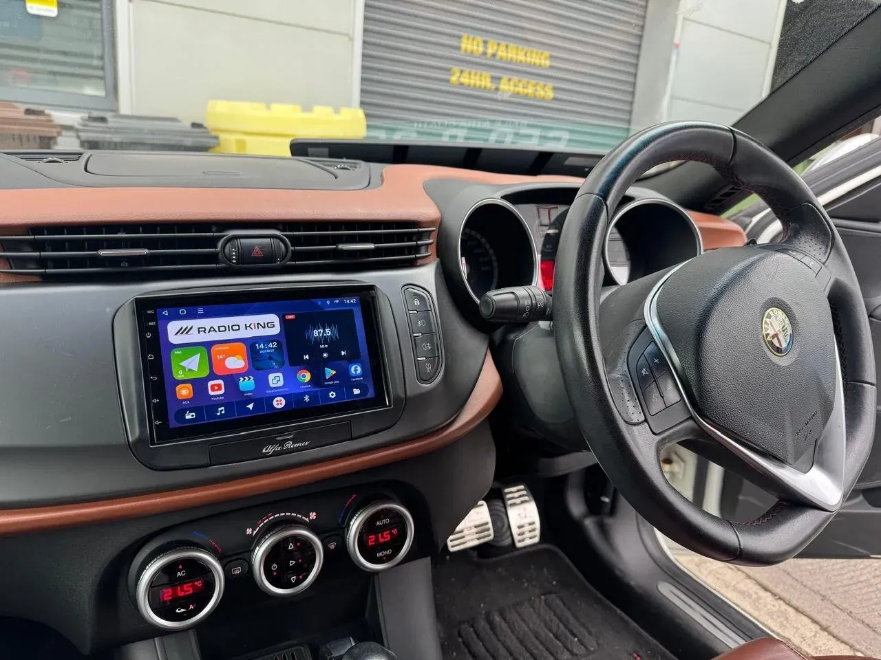 Apple CarPlay & Android Auto — Alfa Romeo Giulietta (2015) — photo 1
