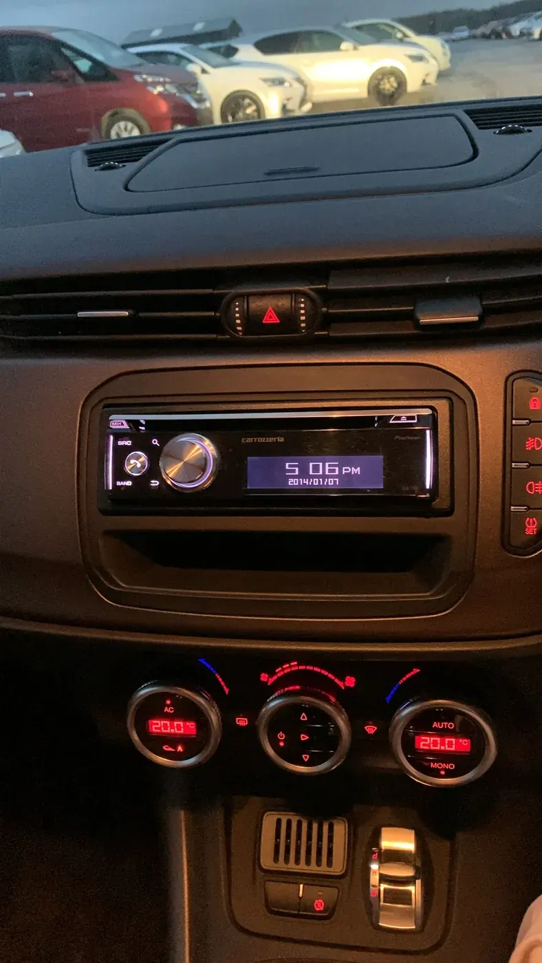 Apple CarPlay & Android Auto — Alfa Romeo Giulietta (2015) — before, factory system