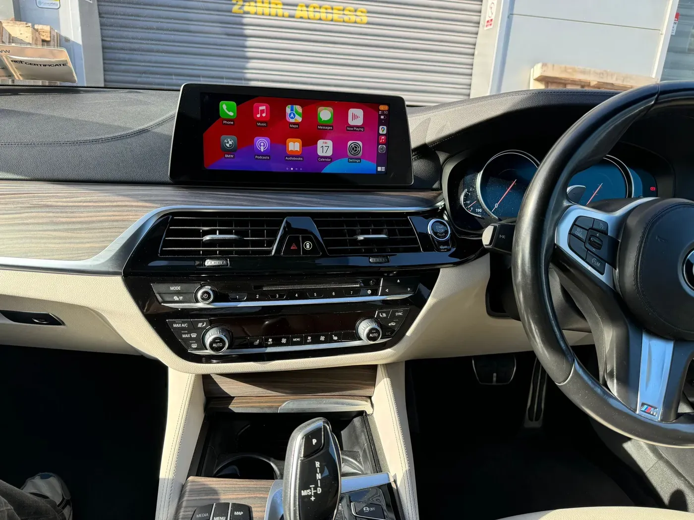 Apple CarPlay & Android Auto — BMW 5 Series - 530e (2018) — photo 1