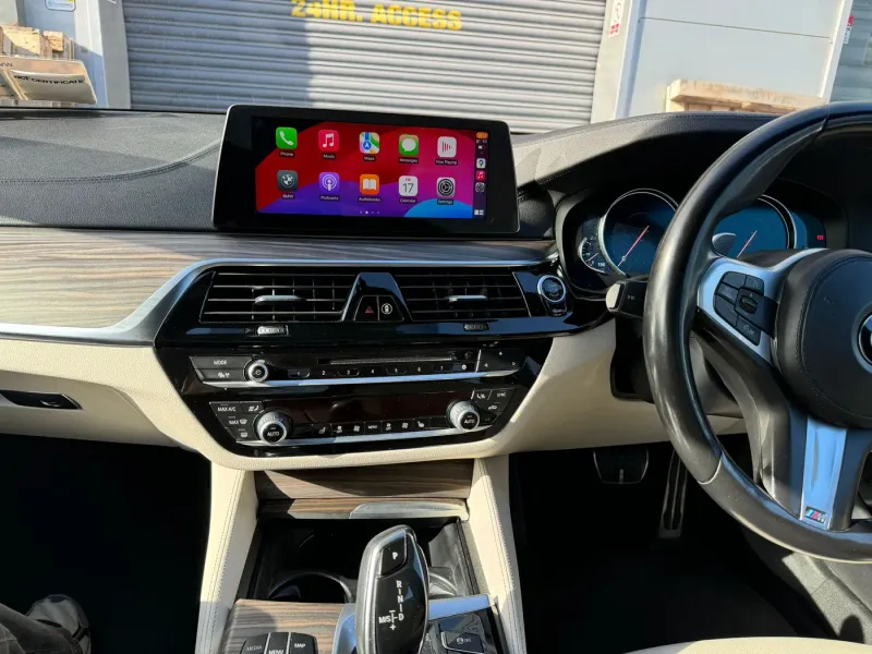 Apple CarPlay & Android Auto — BMW 5 Series - 530e (2018) — photo 1