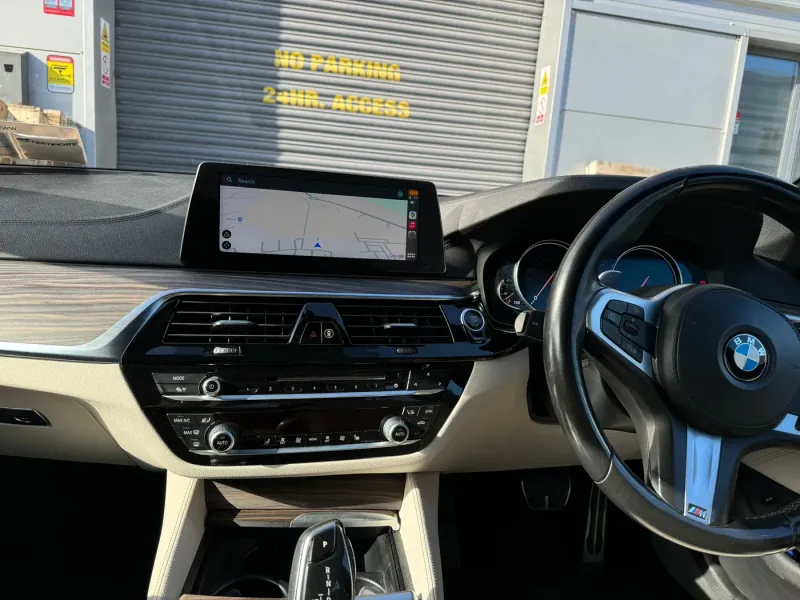 Apple CarPlay & Android Auto — BMW 5 Series - 530e (2018) — photo 2