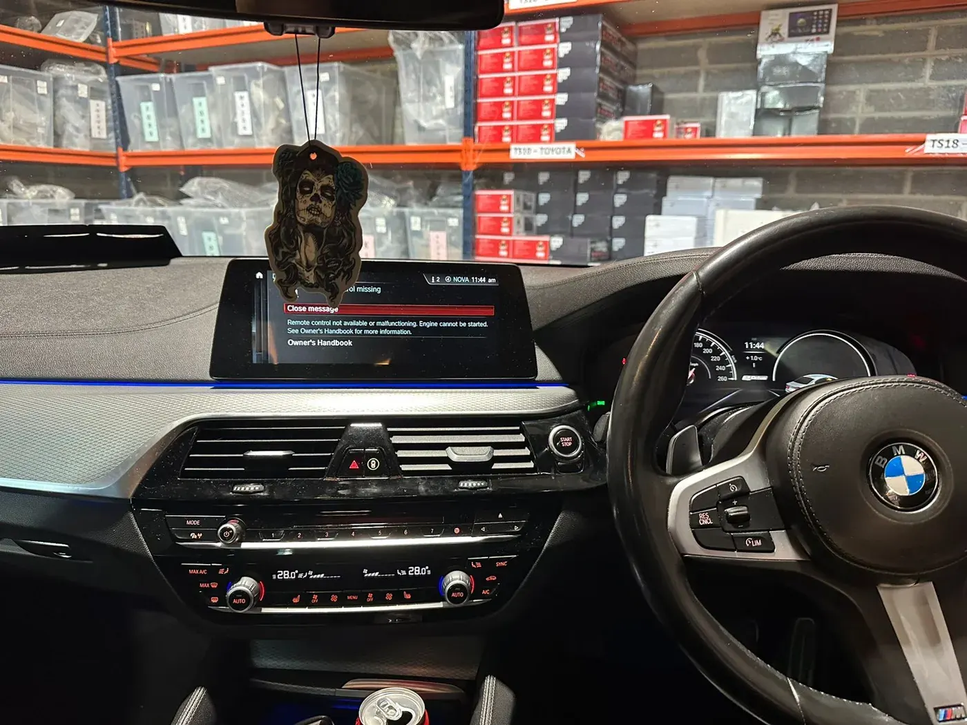 Apple CarPlay & Android Auto — BMW 5 Series - 530e (2018) — before, factory system