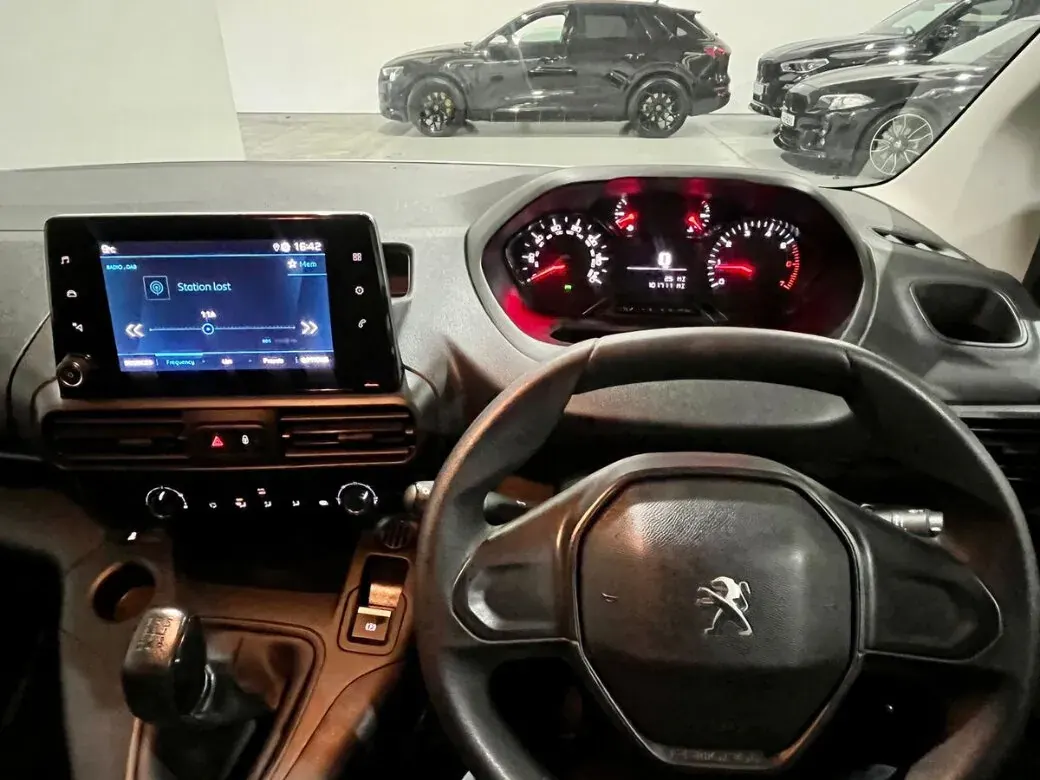 Apple CarPlay & Android Auto — Citroën Berlingo — before, factory system