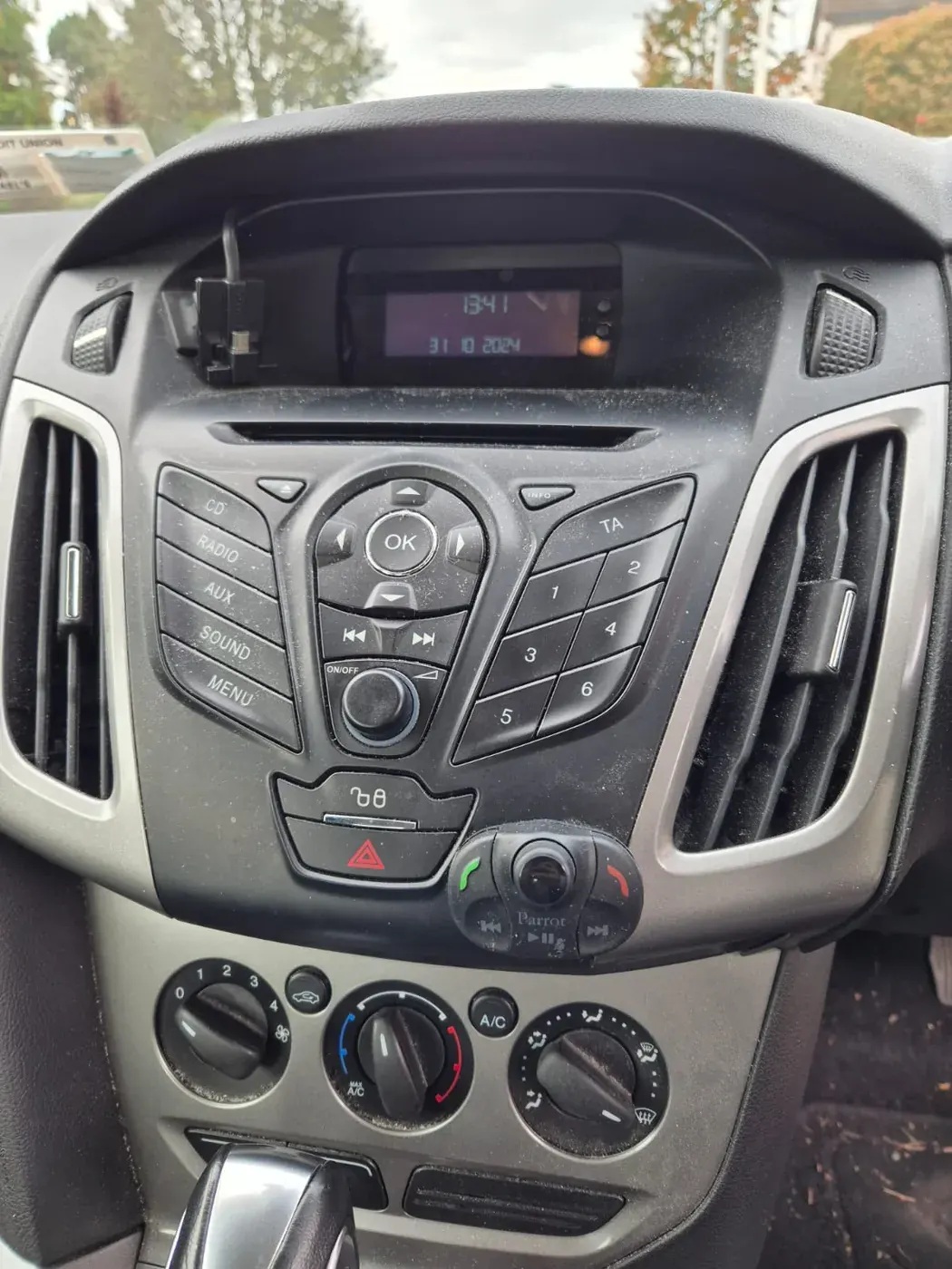 Apple CarPlay & Android Auto — Ford Focus — before, factory system