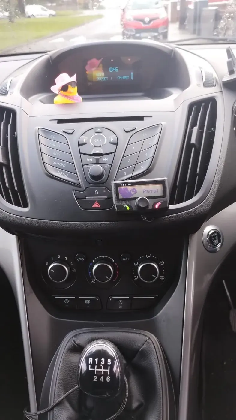 Apple CarPlay & Android Auto — Ford Kuga — before, factory system