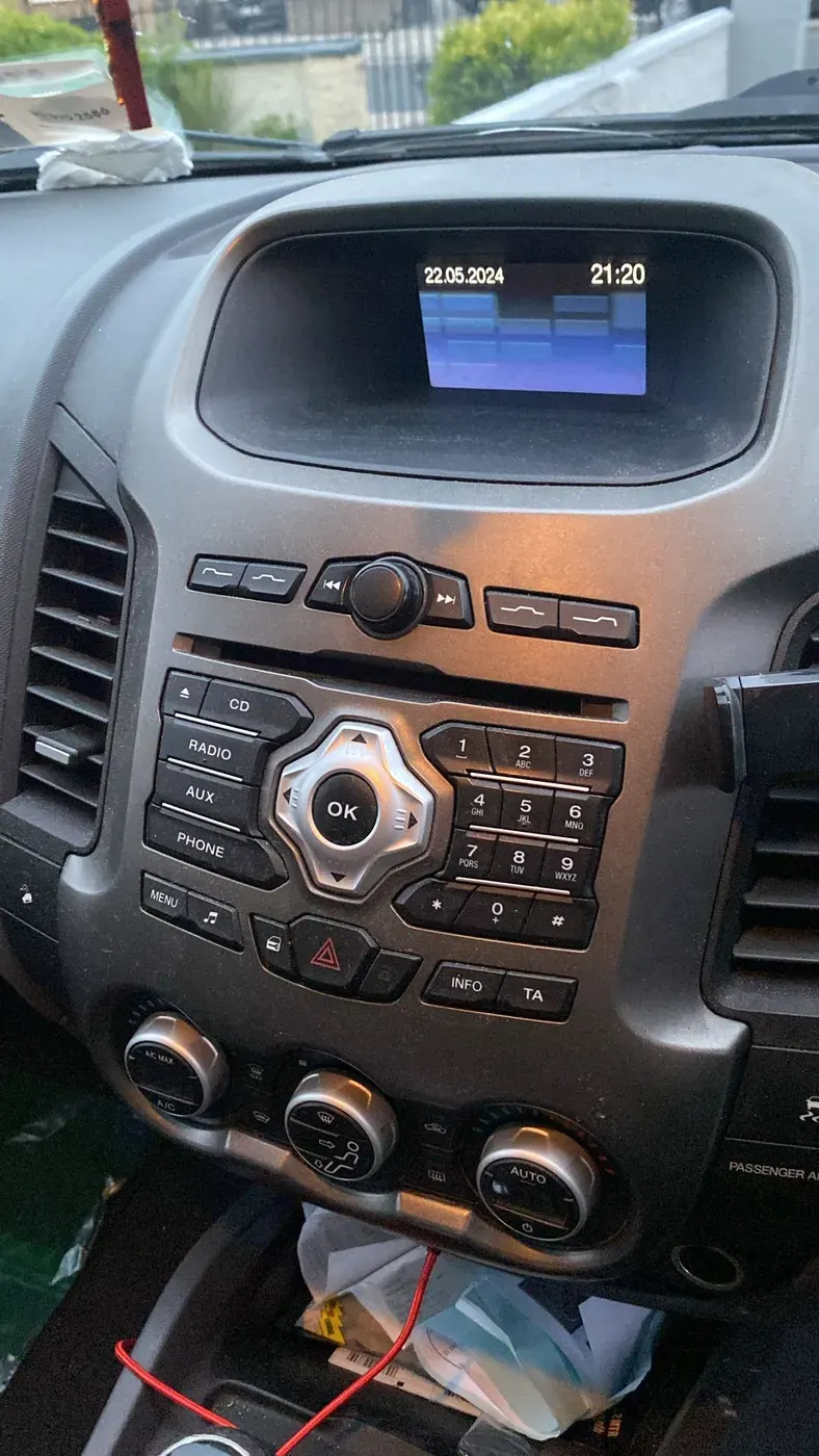 Apple CarPlay & Android Auto — Ford Ranger — before, factory system