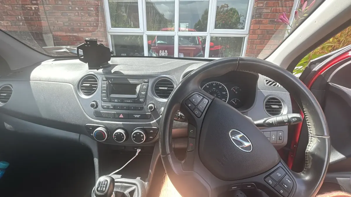 Apple CarPlay & Android Auto — Hyundai I10 — before, factory system