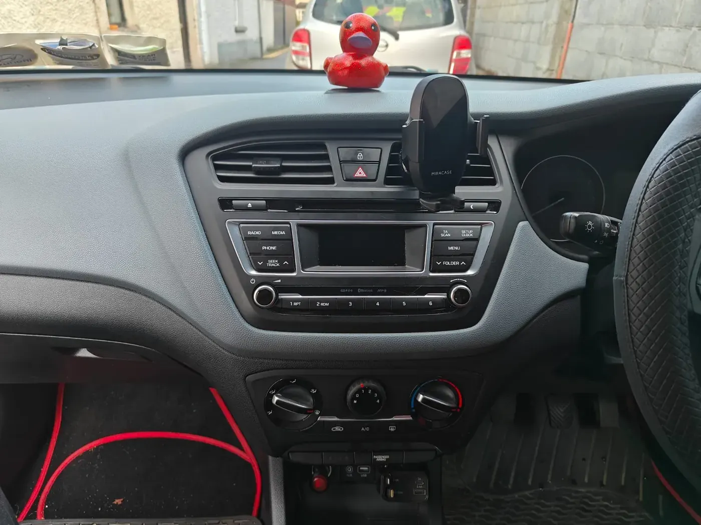 Apple CarPlay & Android Auto — Hyundai I20 — before, factory system
