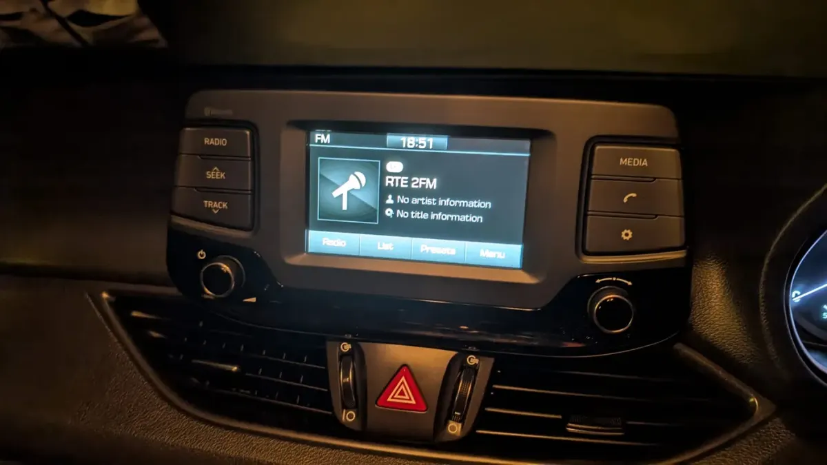 Apple CarPlay & Android Auto — Hyundai I30 — before, factory system