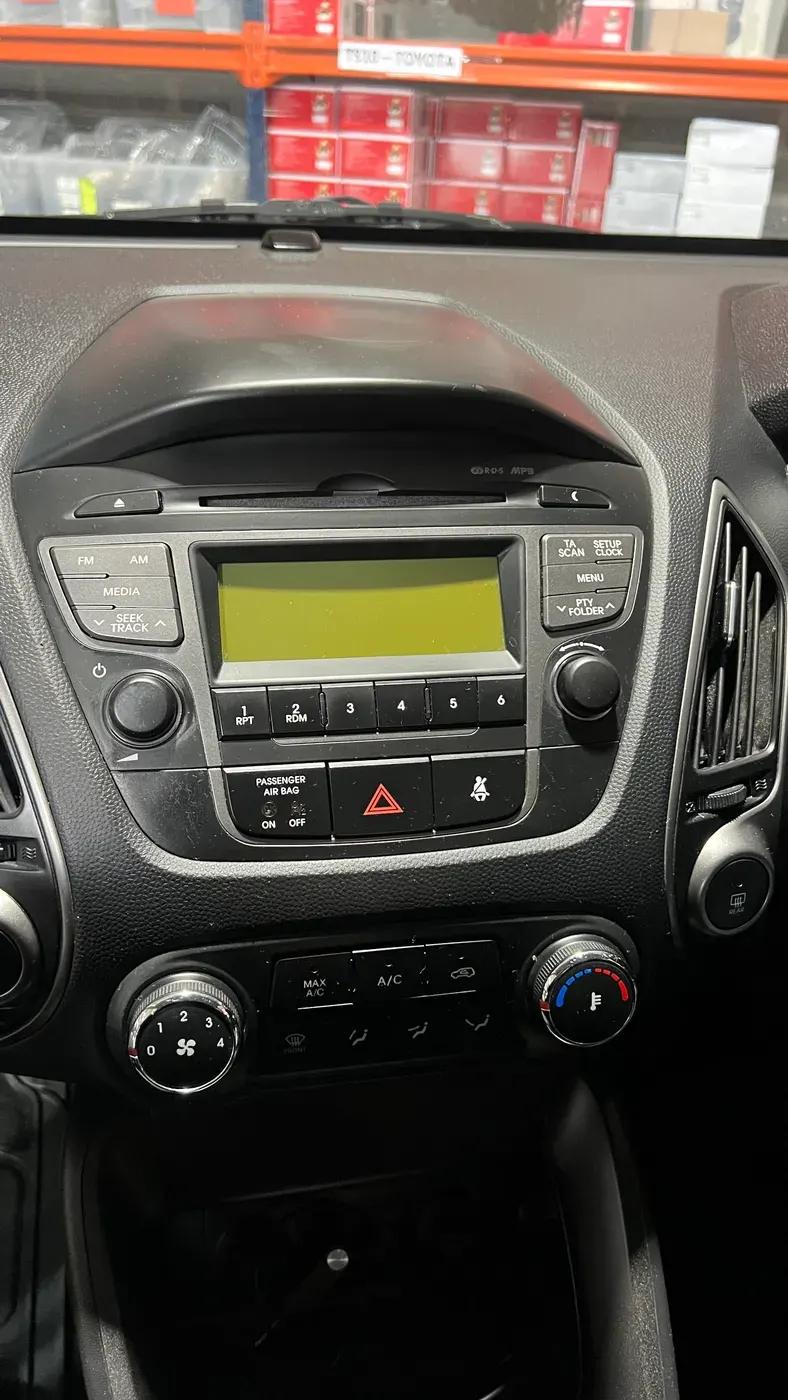 Apple CarPlay & Android Auto — Hyundai IX35 — before, factory system