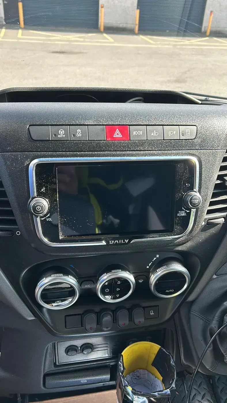 Apple CarPlay & Android Auto — Iveco Daily — before, factory system