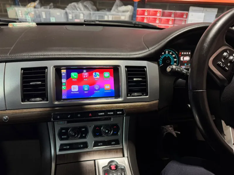 Apple CarPlay & Android Auto — Jaguar XF (2014) — photo 1