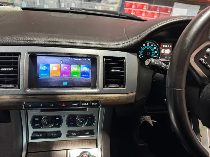 Apple CarPlay & Android Auto — Jaguar XF (2014) — photo 2