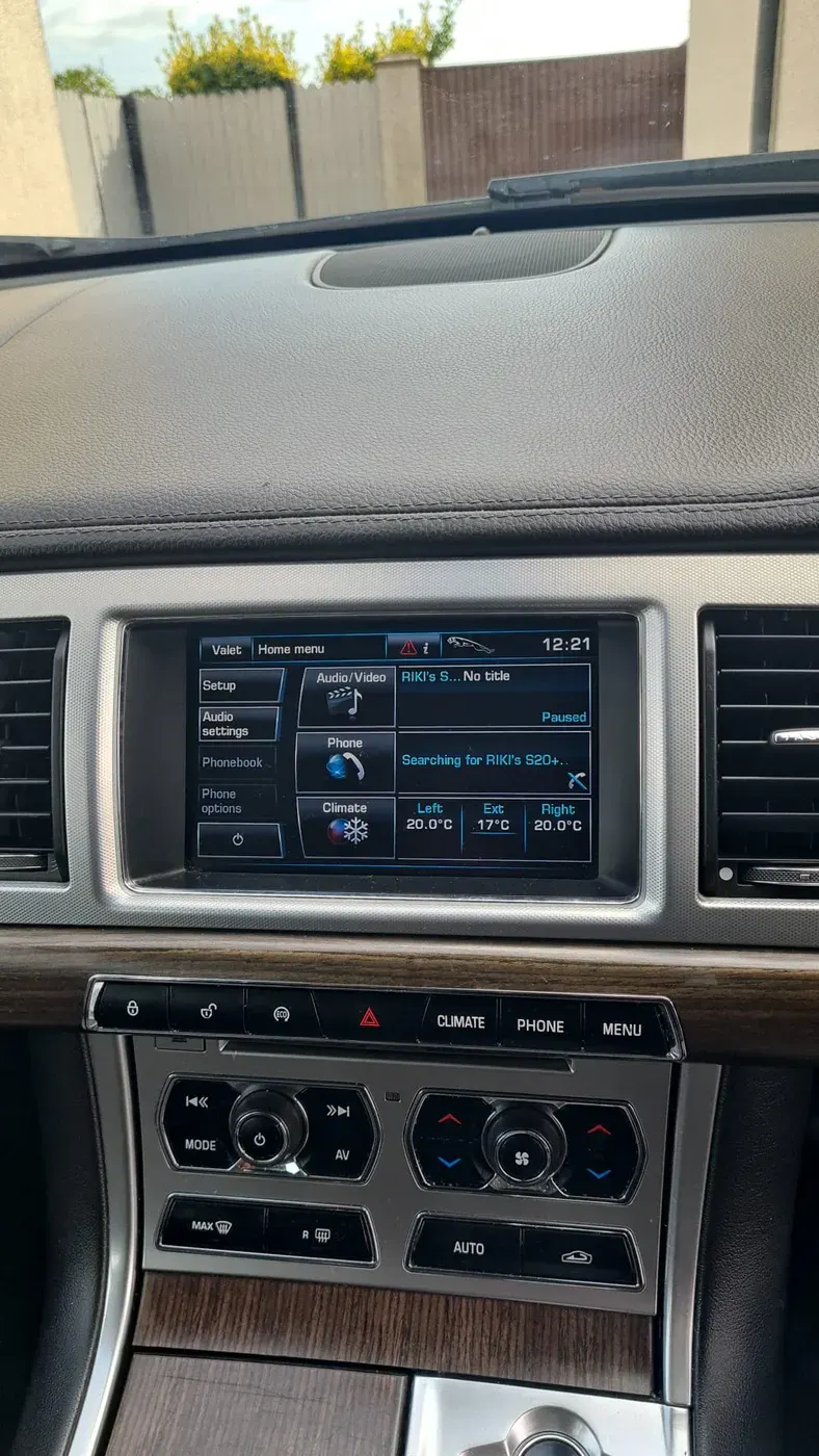 Apple CarPlay & Android Auto — Jaguar XF (2014) — before, factory system
