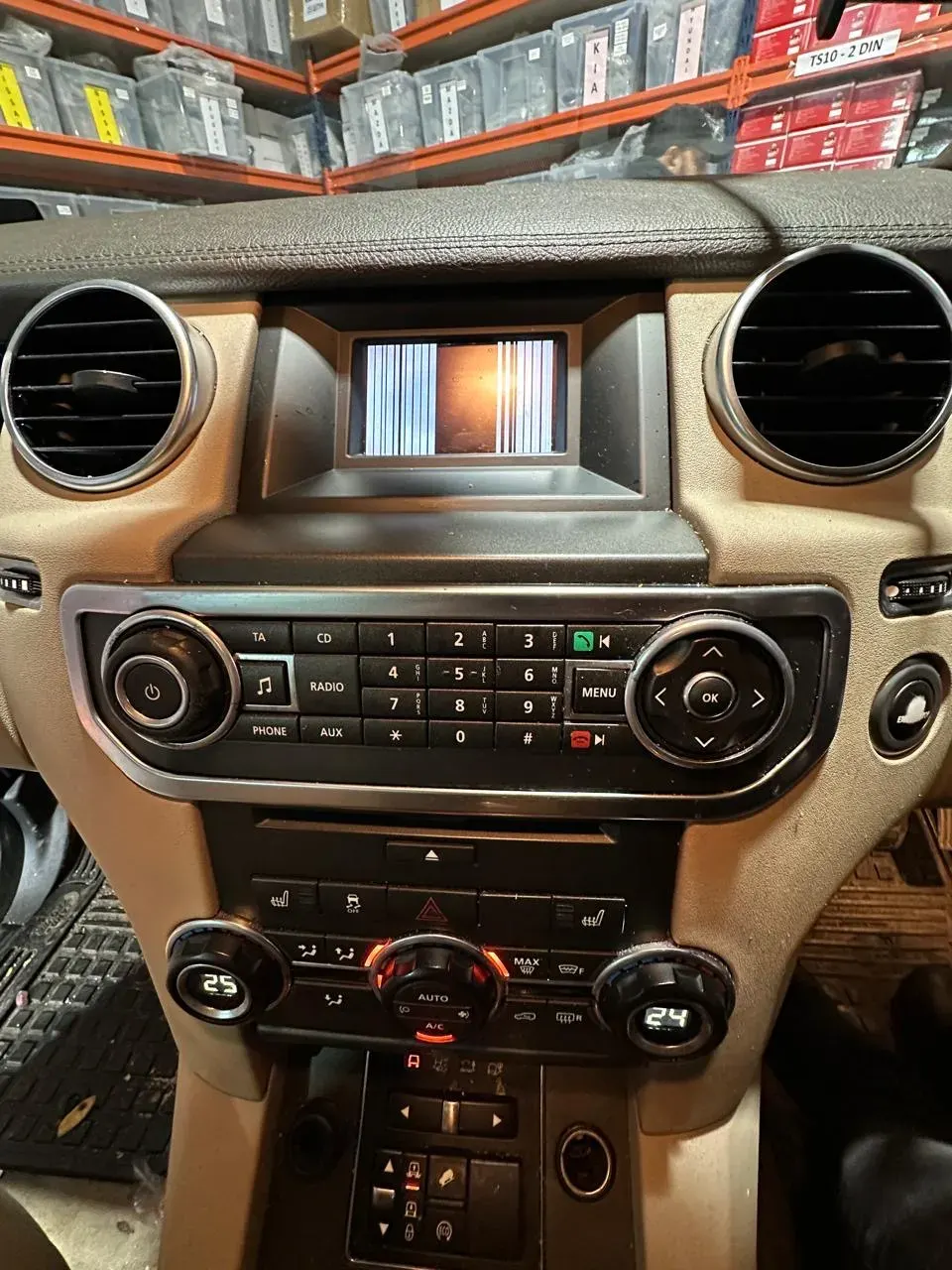 Apple CarPlay & Android Auto — Land Rover Discovery 4 (2013) — before, factory system