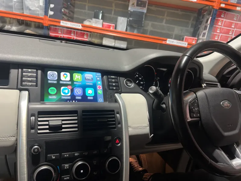 Apple CarPlay & Android Auto — Land Rover Discovery Sport (2017) — photo 1