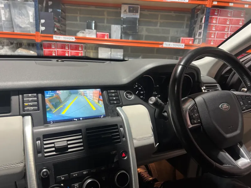Apple CarPlay & Android Auto — Land Rover Discovery Sport (2017) — photo 2