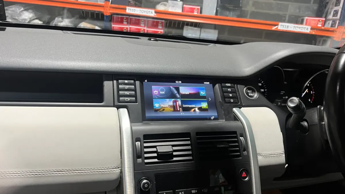 Apple CarPlay & Android Auto — Land Rover Discovery Sport (2017) — before, factory system