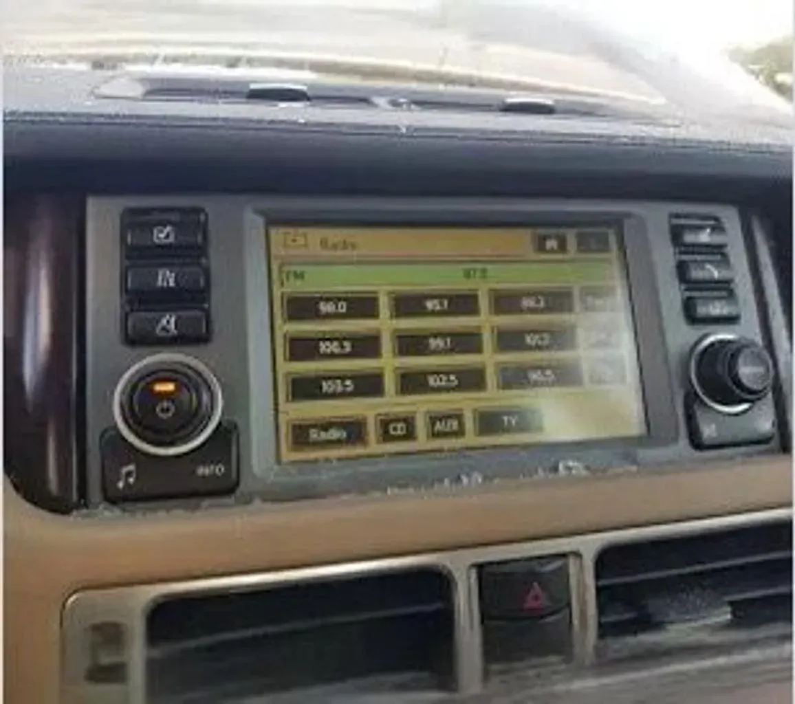 Apple CarPlay & Android Auto — Land Rover Range Rover L322 – Sport — before, factory system