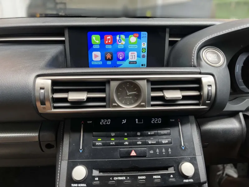 Apple CarPlay & Android Auto — Lexus IS300h (2014)