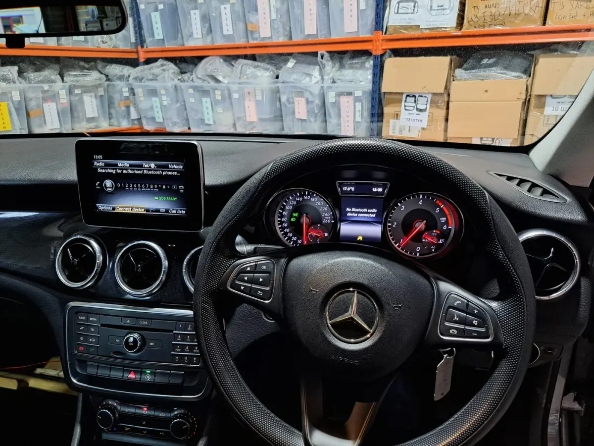 Apple CarPlay & Android Auto — Mercedes-Benz A Class A180 — before, factory system