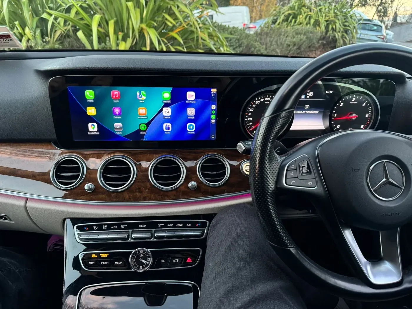 Apple CarPlay & Android Auto — Mercedes-Benz E - Class - E220d (2019) — photo 5