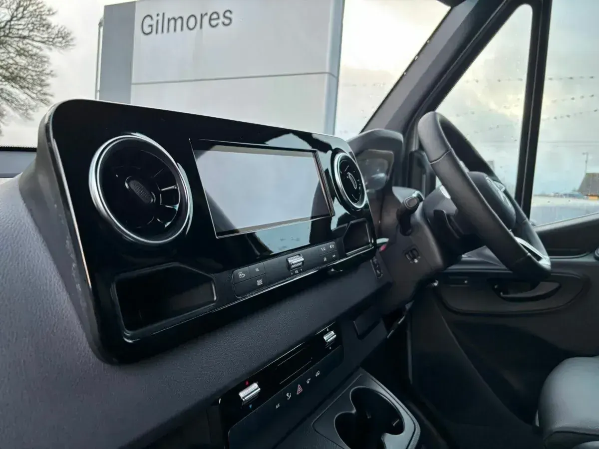 Apple CarPlay & Android Auto — Mercedes-Benz Sprinter — before, factory system