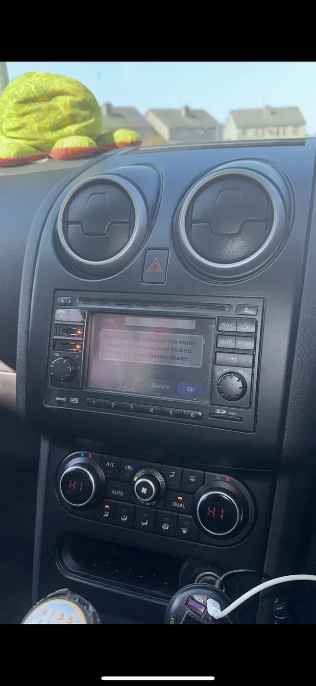 Apple CarPlay & Android Auto — Nissan Qashqai — before, factory system
