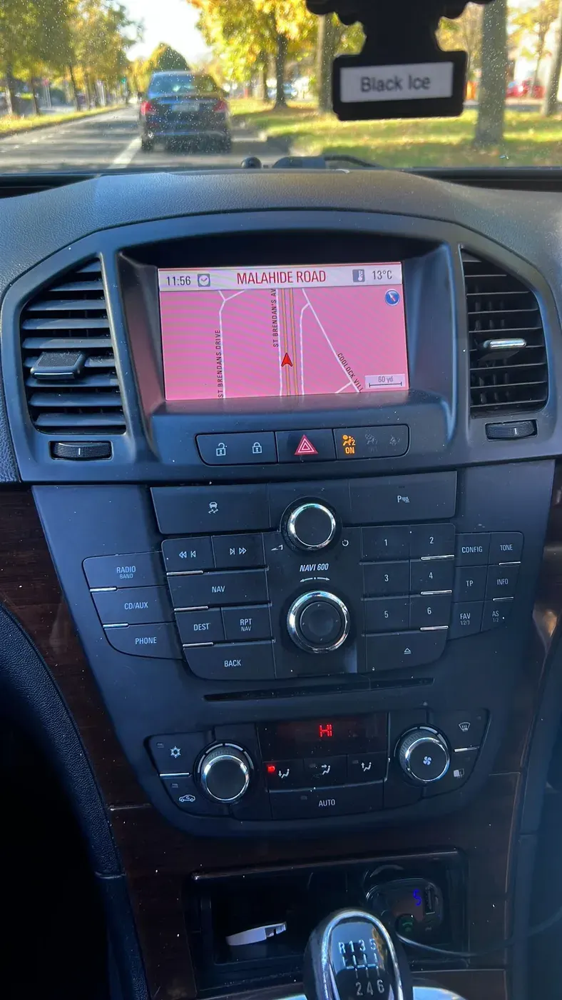 Apple CarPlay & Android Auto — Opel Insignia — before, factory system