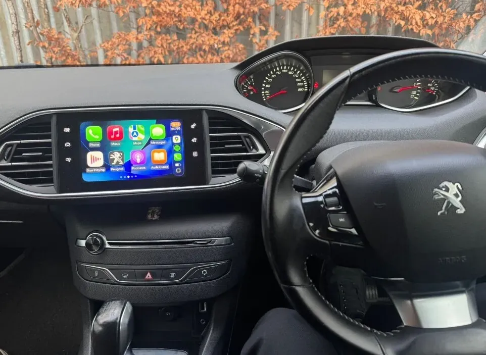 Apple CarPlay & Android Auto — Peugeot 308 (2020) — photo 1