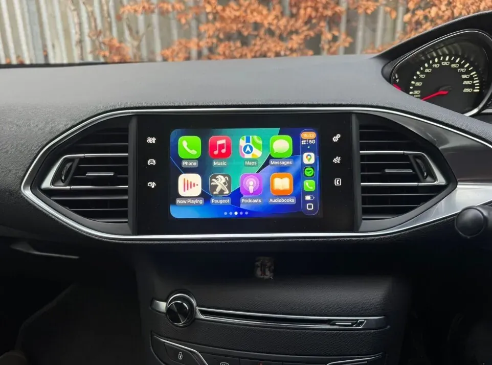 Apple CarPlay & Android Auto — Peugeot 308 (2020) — photo 2