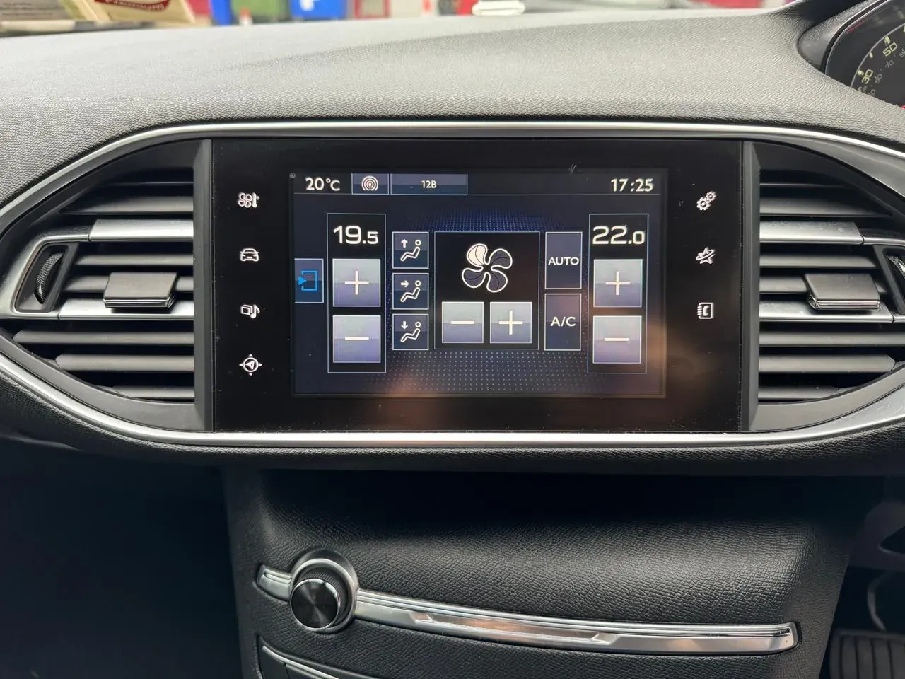 Apple CarPlay & Android Auto — Peugeot 308 (2020) — photo 4