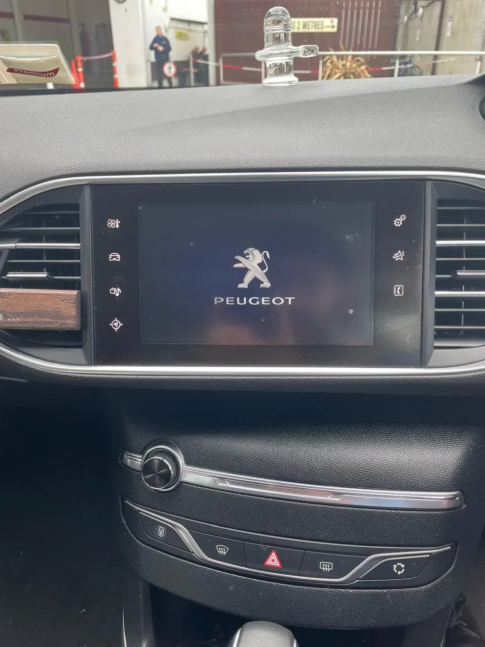 Apple CarPlay & Android Auto — Peugeot 308 (2020) — before, factory system