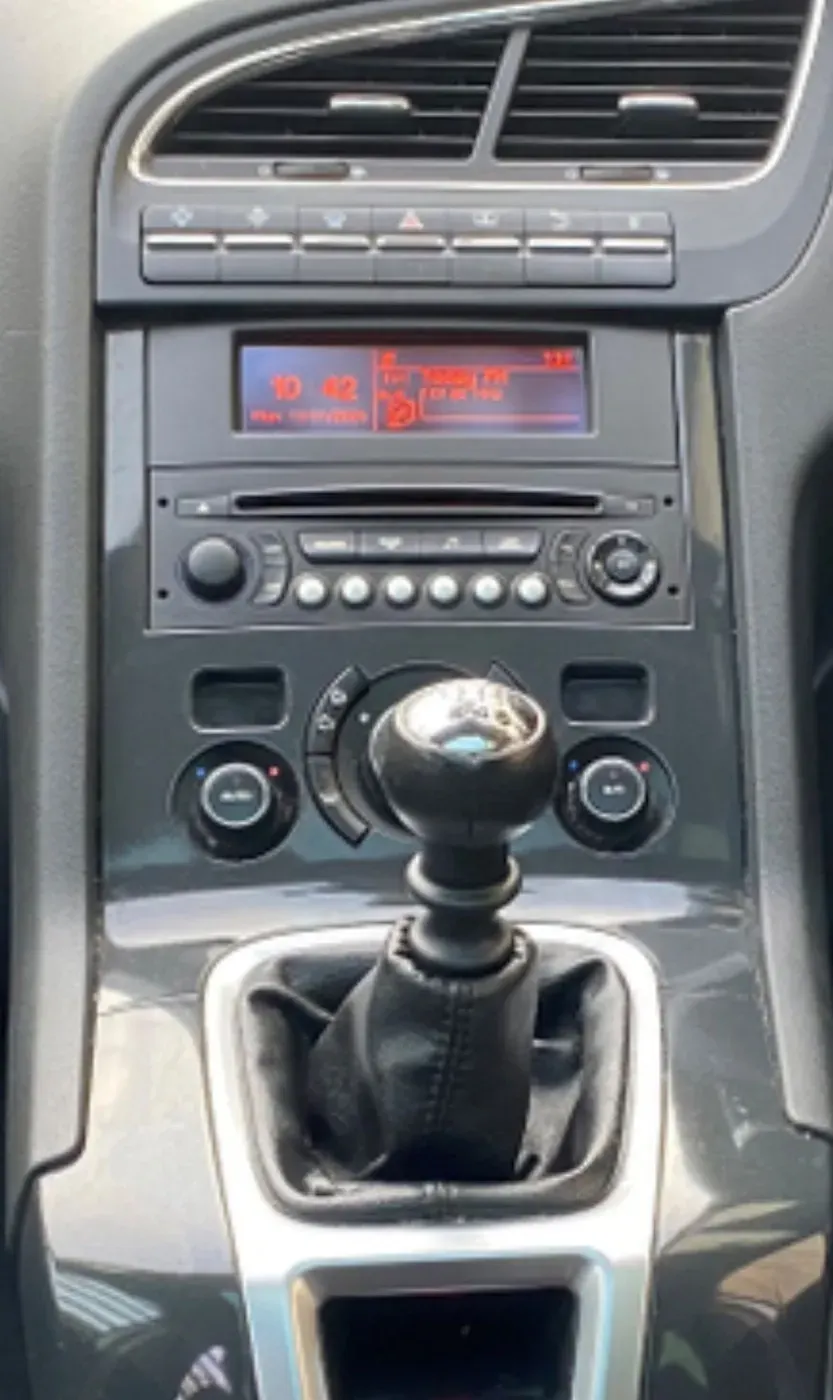 Apple CarPlay & Android Auto — Peugeot 5008 / 3008 (2016) — before, factory system