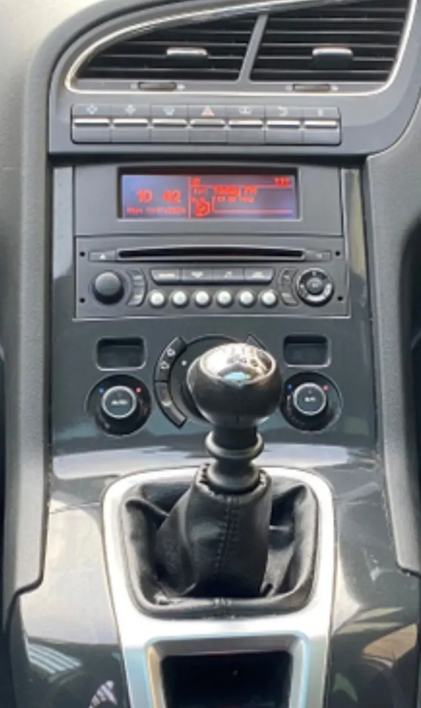 Apple CarPlay & Android Auto — Peugeot 5008 / 3008 (2016) — before, factory system
