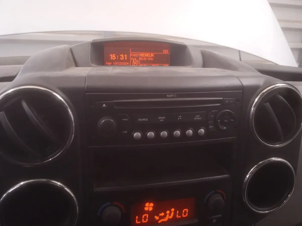 Apple CarPlay & Android Auto — Peugeot Partner — before, factory system