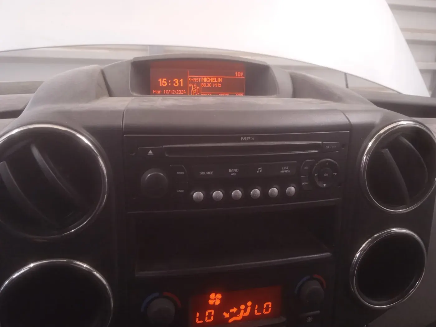 Apple CarPlay & Android Auto — Peugeot Partner — before, factory system
