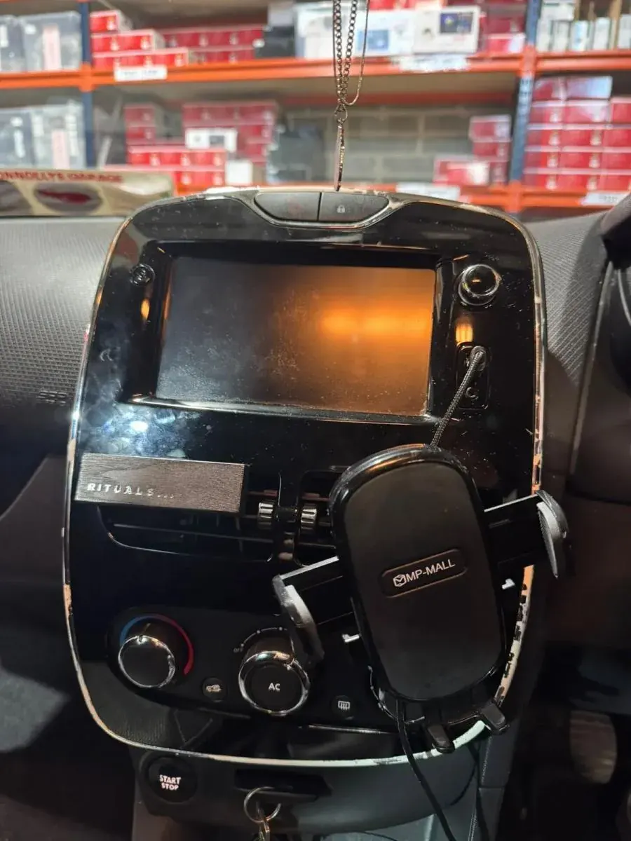 Apple CarPlay & Android Auto — Renault Clio — before, factory system