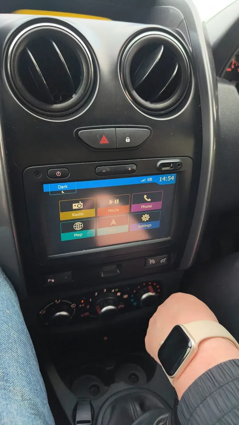 Apple CarPlay & Android Auto — Renault / Dacia Duster — before, factory system