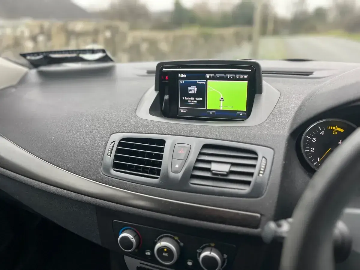 Apple CarPlay & Android Auto — Renault Fluence / Megane 3 — before, factory system