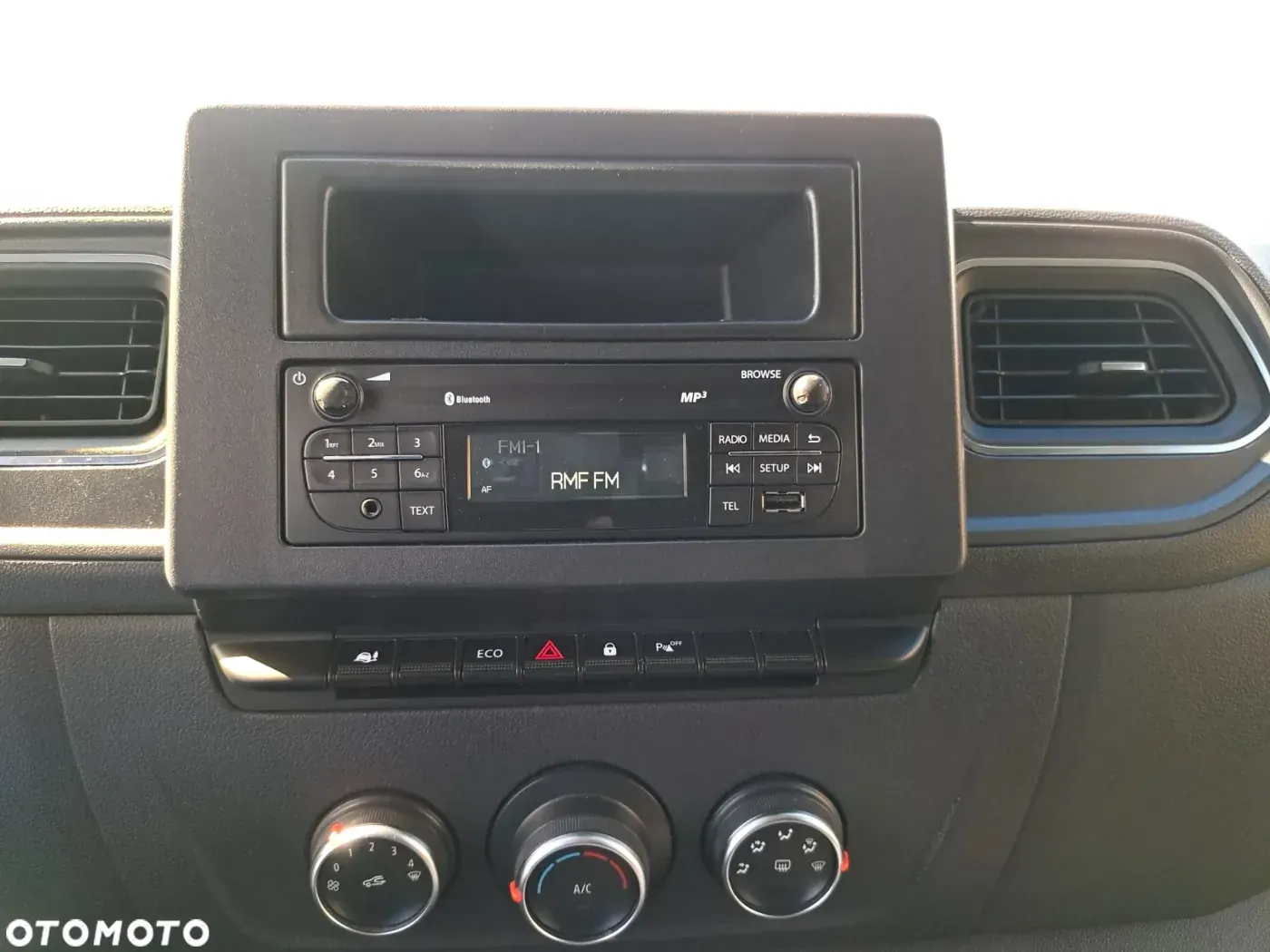 Apple CarPlay & Android Auto — Renault Master — before, factory system
